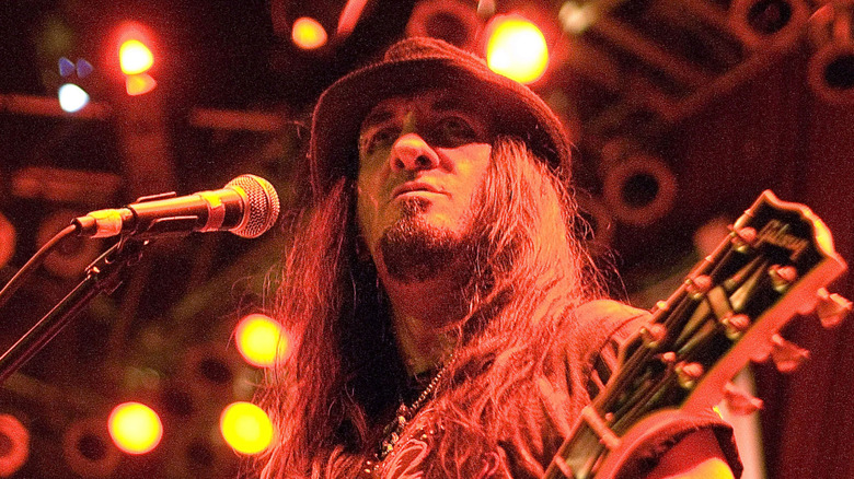 Wayne Swinny playing with Saliva