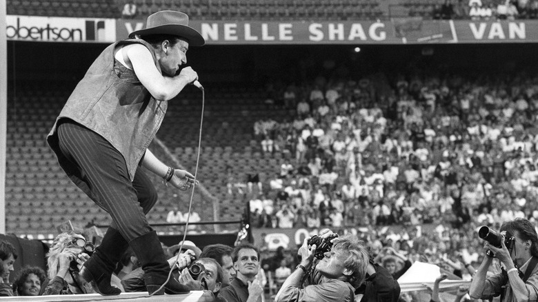 Bono singing to crowd