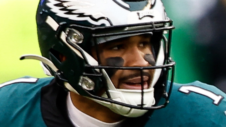 Jalen Hurts looks to his left in hid helmet during an Eagles game