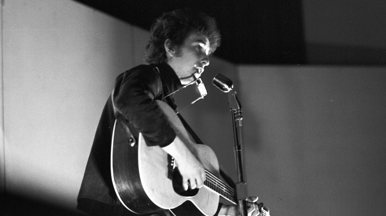 Bob Dylan performs in 1964