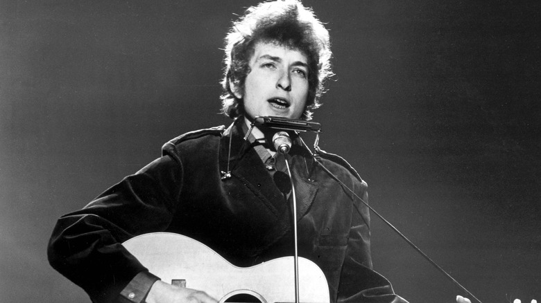 Bob Dylan singing and playing guitar
