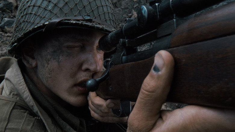 Barry Pepper holds rifle closeup, Saving Private Ryan