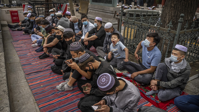 hui muslims in prayer