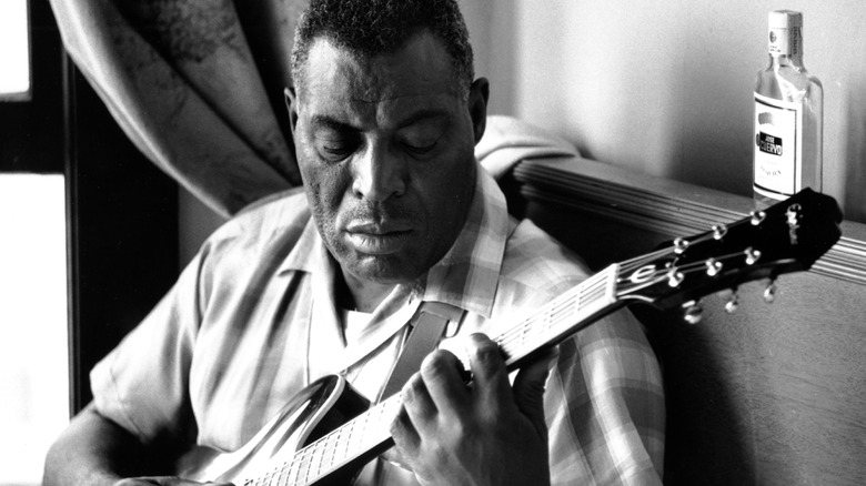Howlin' Wolf playing guitar in 1968