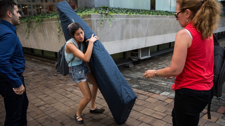 Emma Sulkowicz carrying mattress