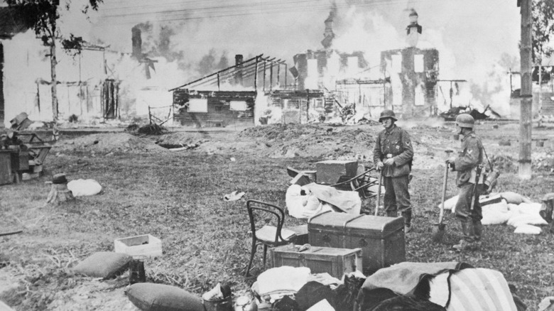 nazis looting outside leningrad