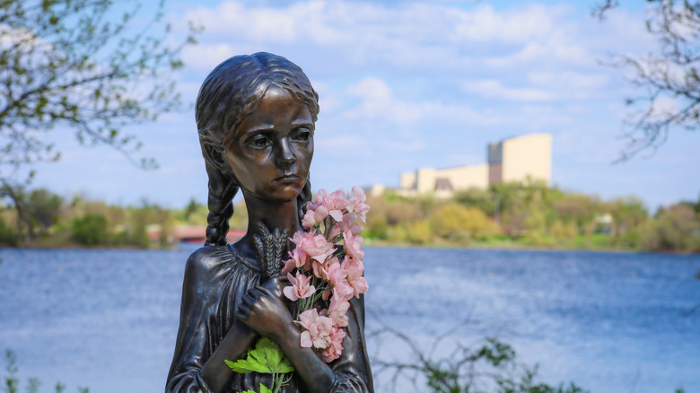 monument to the holodomor in canada