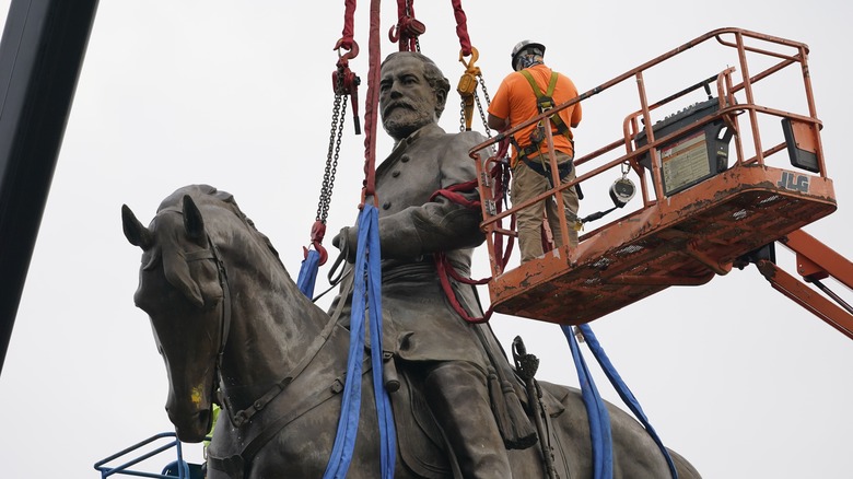 Confederate Robert E. Lee statue removal