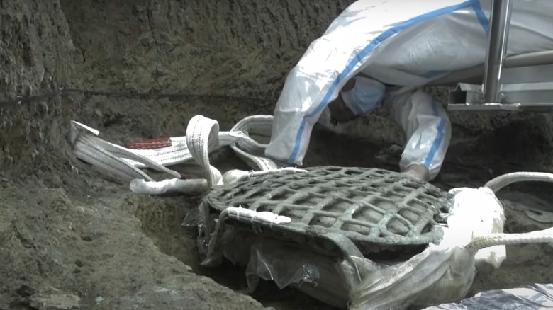 An archeologist works to dislodge a Sanxingdui relic