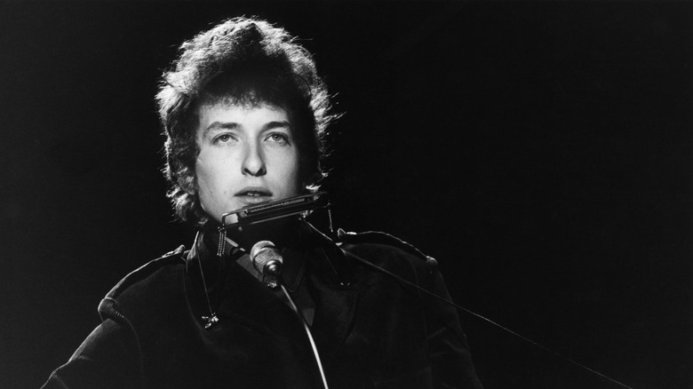 Bob Dylan performs on BBC in 1965