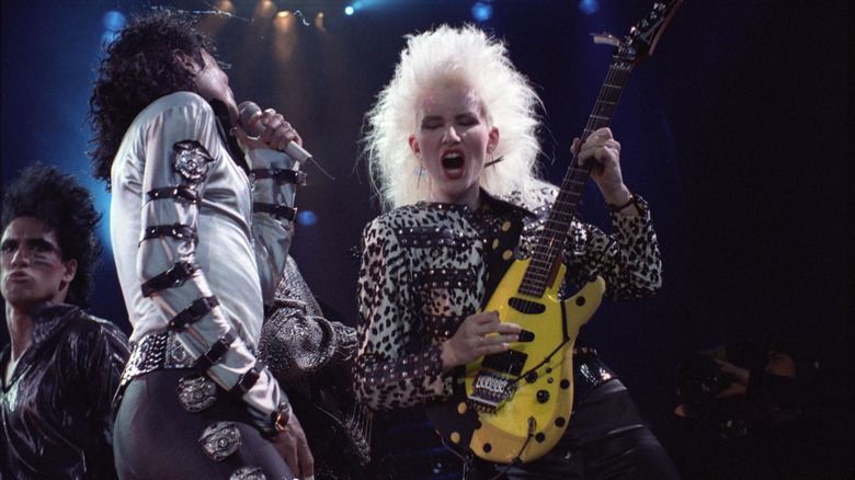 Jennifer Batten performs onstage with Michael Jackson in 1988