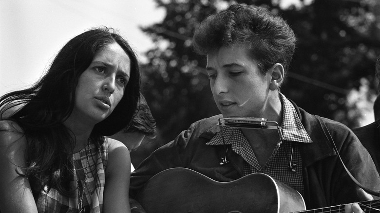 Joan Baez and Bob Dylan singing together
