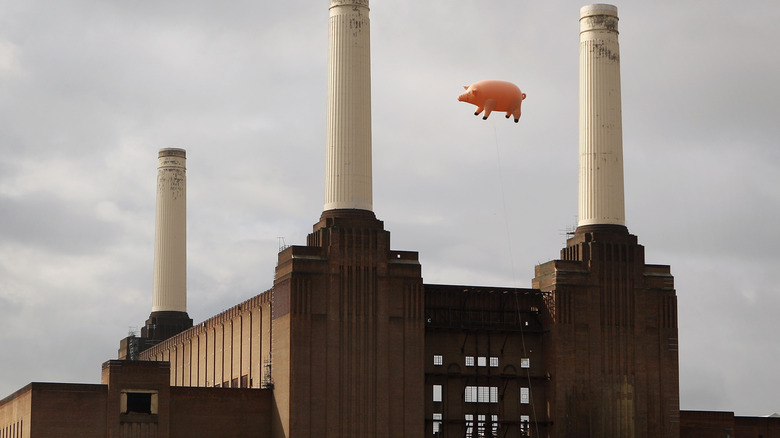 Inflatable pig floating above Battersea Power Station to recreate Pink Floyd "Animals" cover