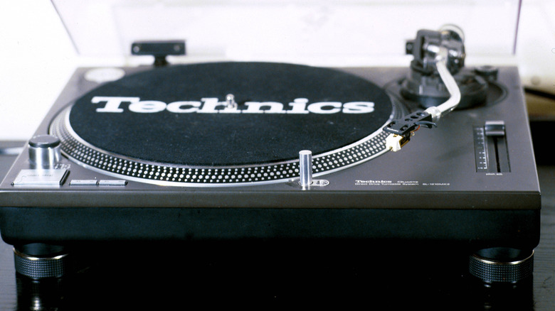 Technics 1210 Turntable