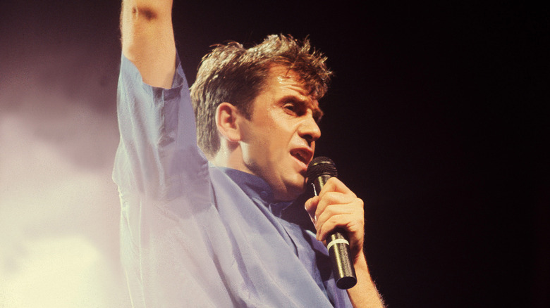 Peter Gabriel singing in 1986