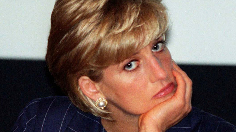 Princess Diana chin on hand