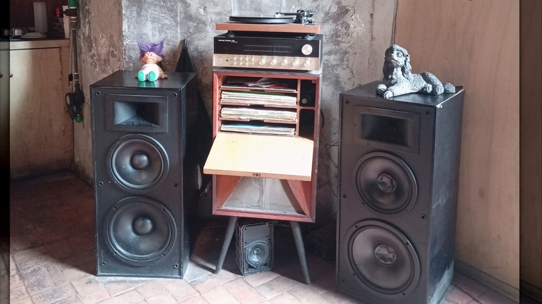 A vintage stereo system with large speakers and a record player