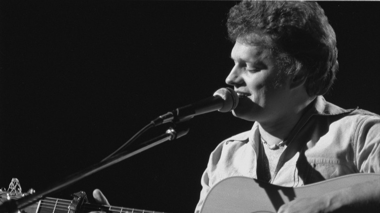 harry chapin performing with guitar