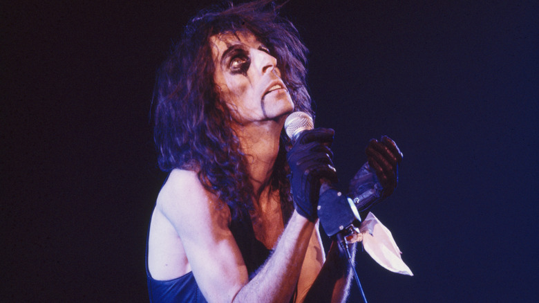 alice cooper performing in 1979