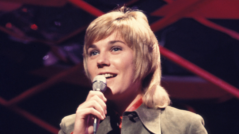 Anne Murray singing and smiling in the 1970s