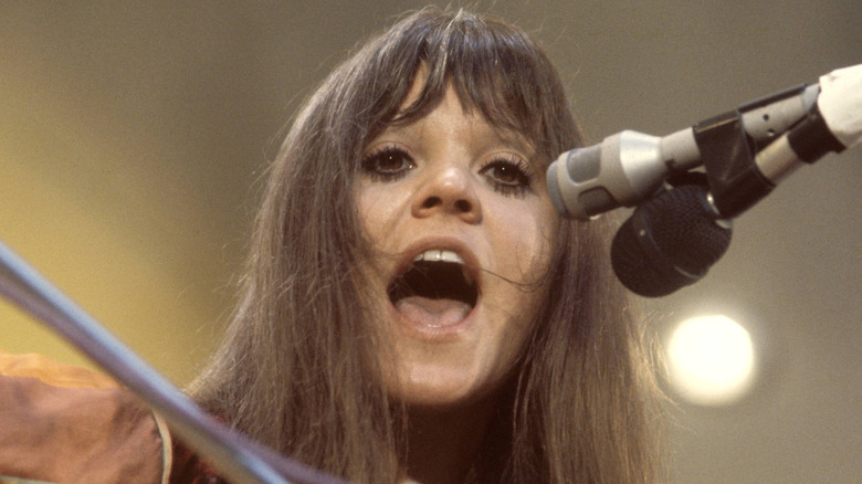 Melanie with long hair singing in a recording session