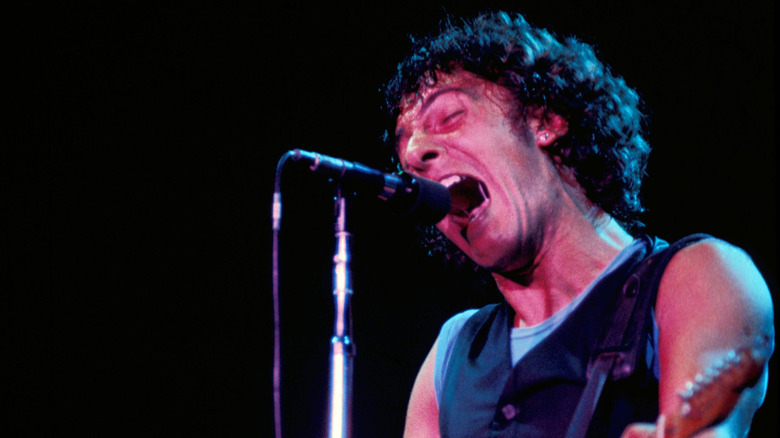 Bruce Springsteen sings dramatically during performance