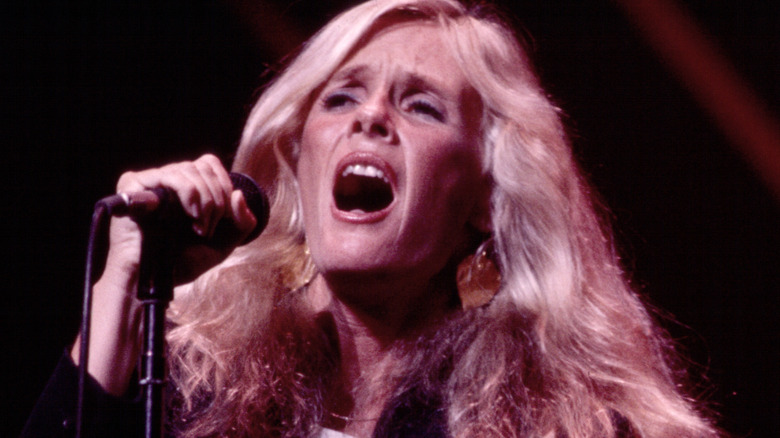 Kim Carnes singing on stage