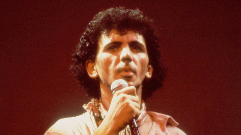 Kevin Rowland singing onstage in the 1980s with Dexy's Midnight Runners
