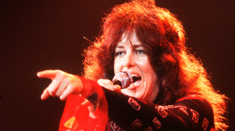 Grace Slick singing on stage and pointing
