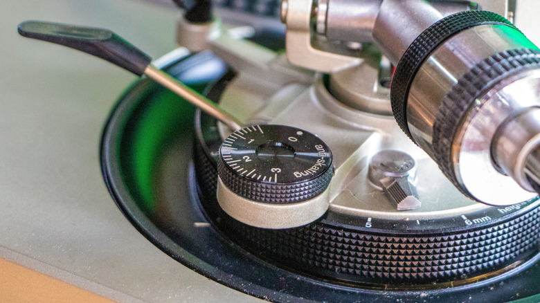 Anti-skate turntable adjustment knob