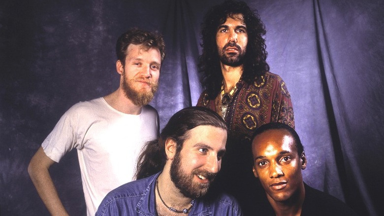 Spin Doctors posing in 90s publicity photo