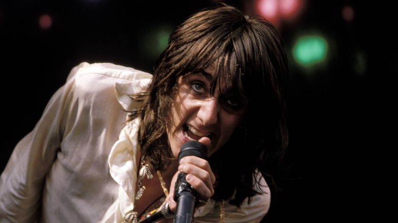 Chris Robinson of Black Crowes shrieking into microphone