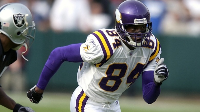 Moss running in Vikings uniform
