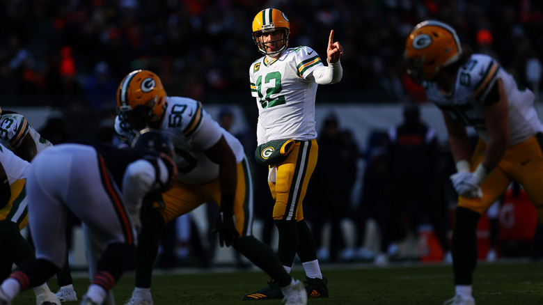 Aaron Rodgers gives signal pre-play