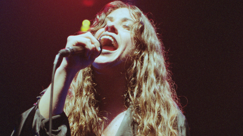 Alanis Morissette singing in 1995