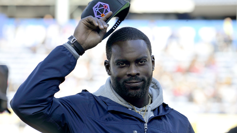 michael vick acknowledges the fans
