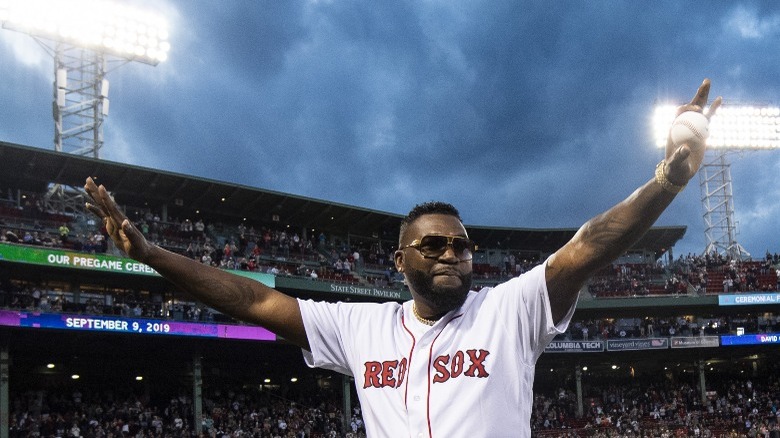 David Ortiz waving to crowd
