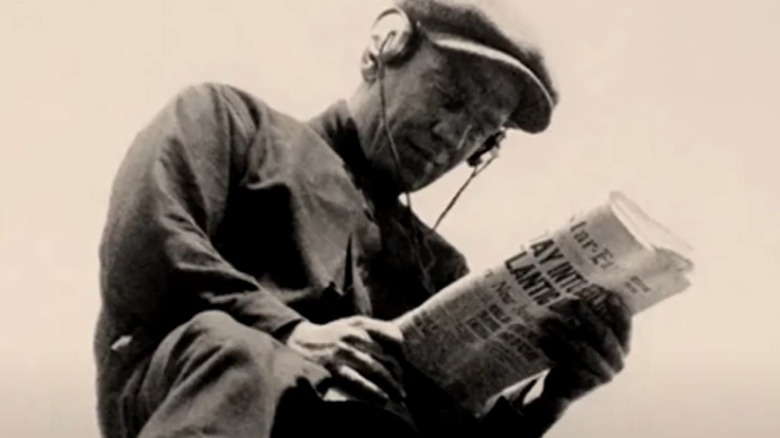 Alvin Kelly reading newspaper