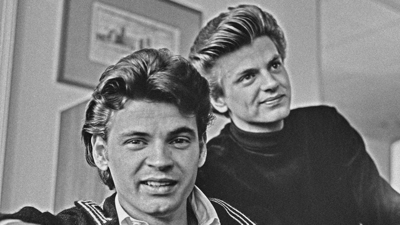 Phil and Don Everly on a chair