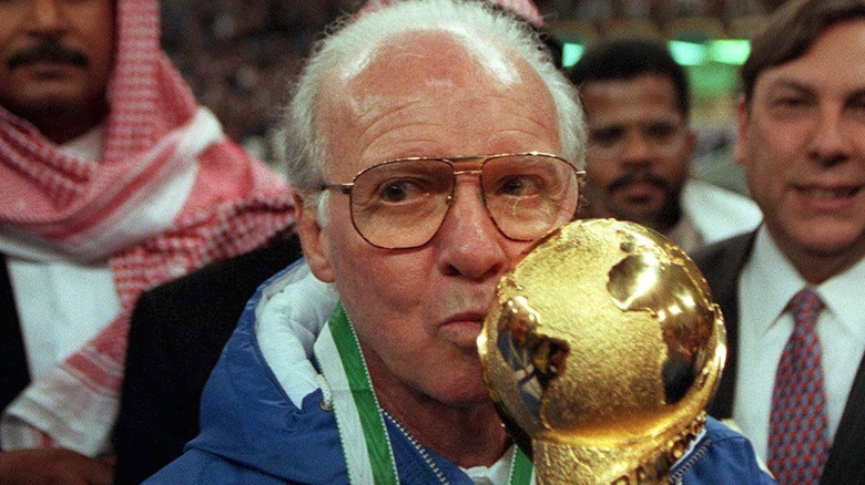 mario zagallo kissing soccer trophy