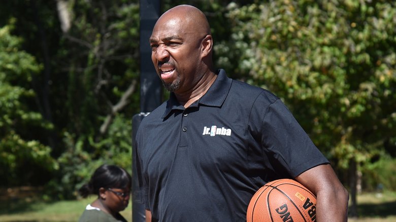 Vin Baker scrunching face holding basketball