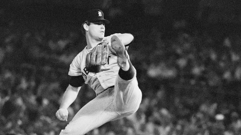Denny McClain pitching from mound for Tigers