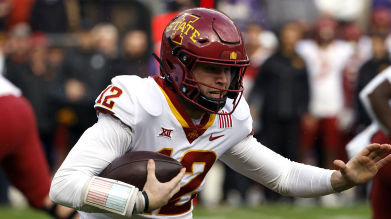 Hunter Dekkers carries ball for Iowa State