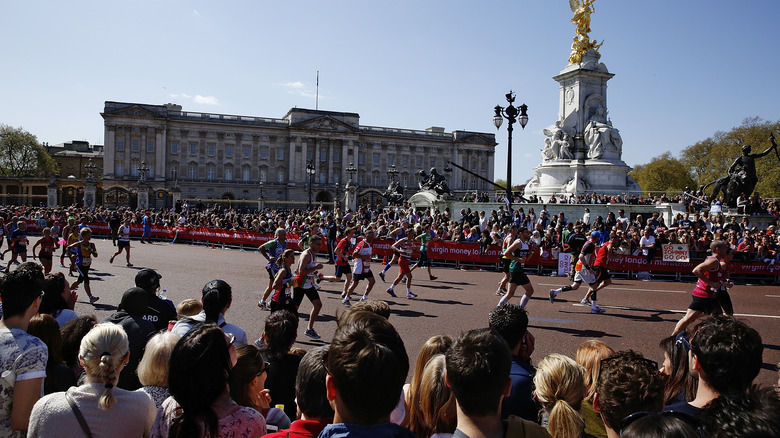2014 London Marathon passes Buckingham Palace