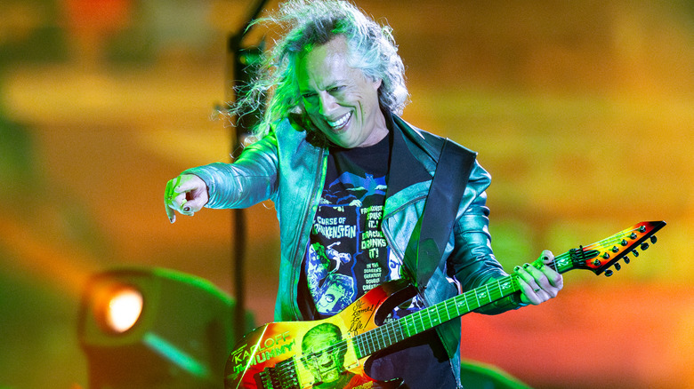 Kirk Hammett pointing on stage