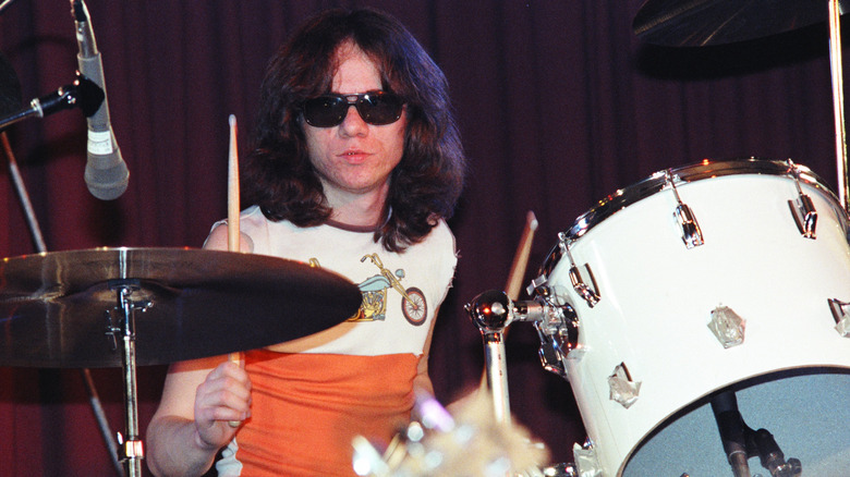 Tommy Ramone drumming on stage