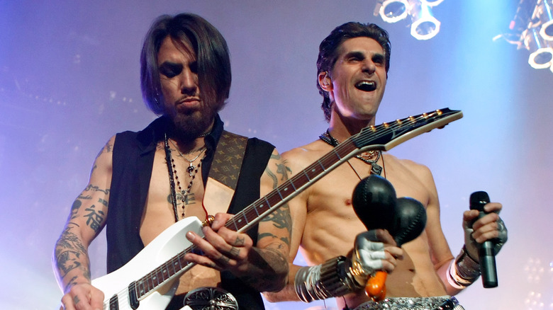 dave navarro and perry farrell on reunion tour in 2009