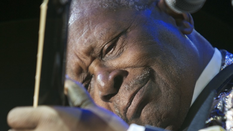 BB King playing guitar