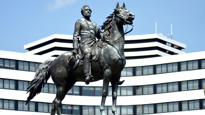 A statue of Thomas