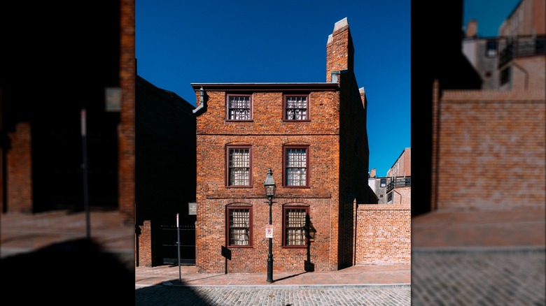 Front exterior of the Pierce-Hichborn House in Boston